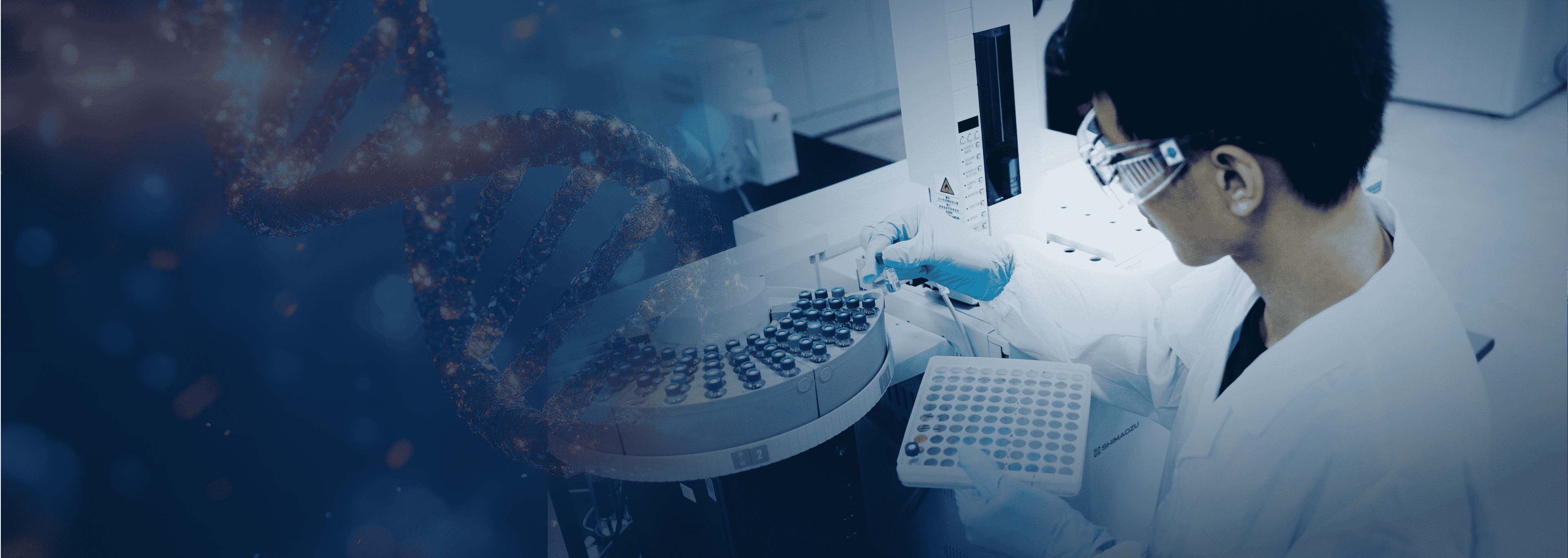 实验室研究人员在进行科学实验，处理样本